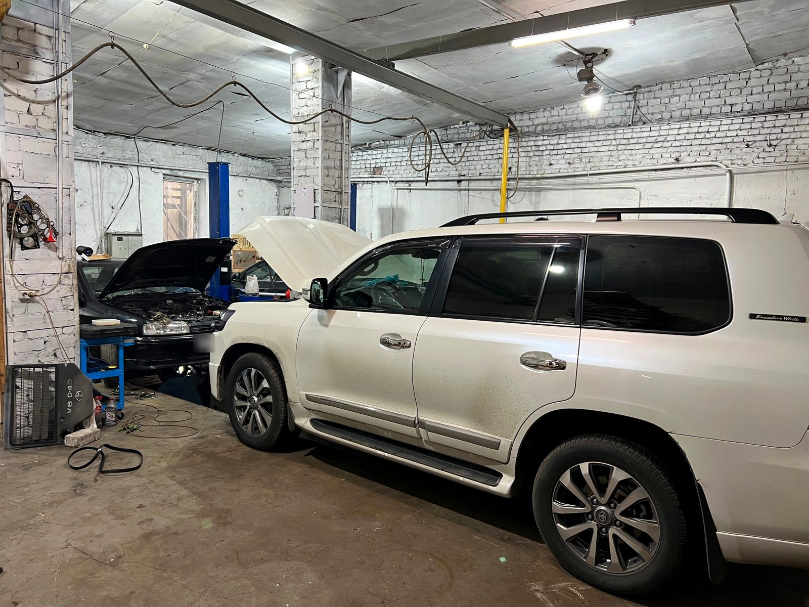Бокс автосервиса ПроСТО: Toyota Land Cruiser с открытым капотом